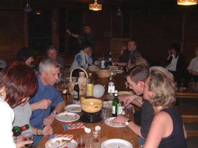 Pioneer Legacy Teamabend mit Fondue – gemeinsames Essen, Freundschaft und Zusammenhalt als Basis für langfristigen Network Marketing Erfolg